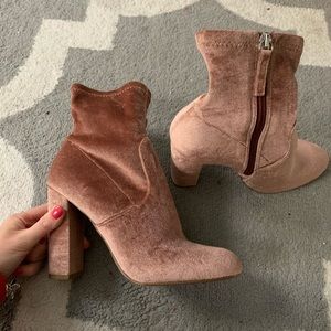 STEVE MADDEN size 7 dark mauve velvet booties